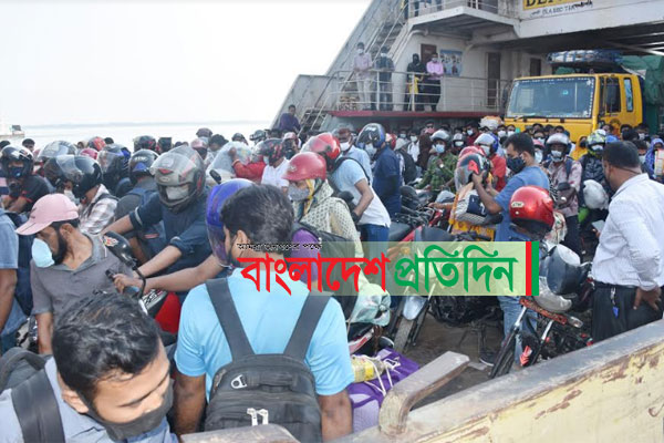 দৌলতদিয়া ফেরিঘাটে ঘরমুখো মানুষের ভিড়