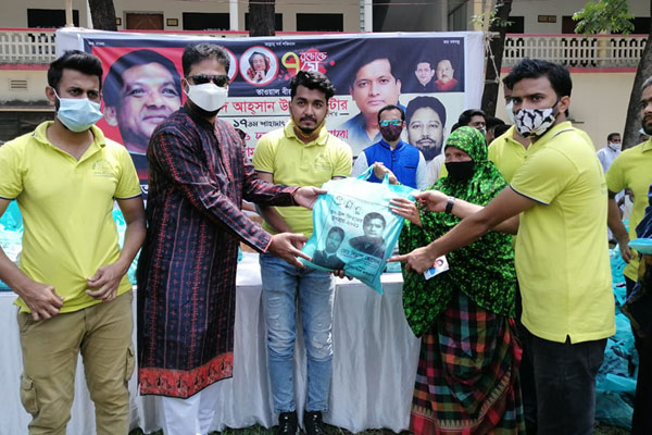টঙ্গীতে অসহায়দের মাঝে ঈদসামগ্রী বিতরণ