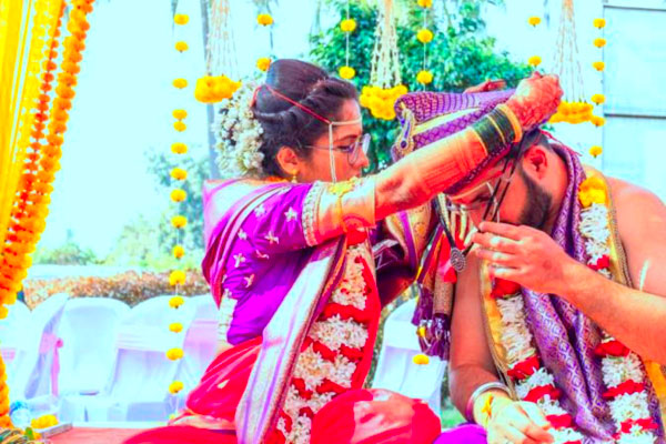 রীতি ভেঙে স্বামীকে মঙ্গলসূত্র পরিয়ে বিয়ে, অতঃপর..!