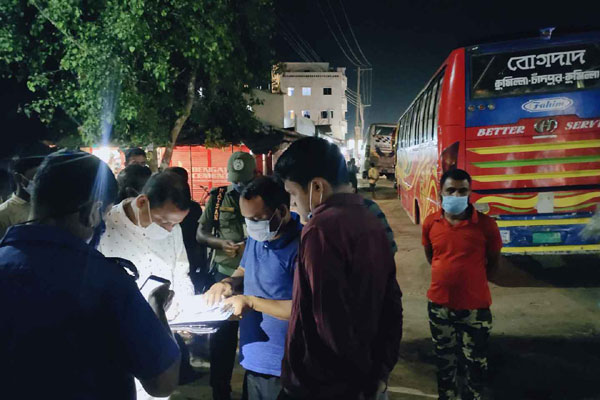 দূরপাল্লার বাসে যাত্রী পরিবহনের সময় দিনাজপুরে জরিমানা