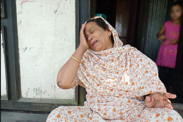 বৃদ্ধা মাকে বাড়ি থেকে তাড়াতে দুই ছেলের অমানবিক নির্যাতন!