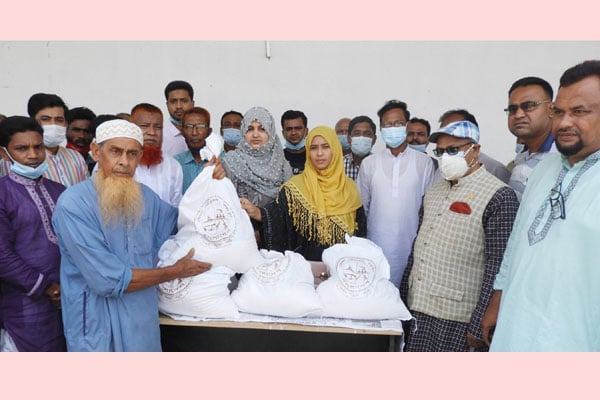নন্দীগ্রামে অসহায় মানুষের মাঝে খাদ্য সামগ্রী বিতরণ