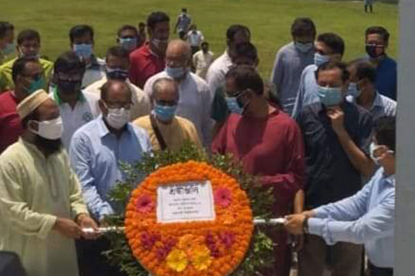 বঙ্গবন্ধুর প্রতিকৃতিতে শ্রদ্ধা জানালেন রাবির ভারপ্রাপ্ত উপাচার্য