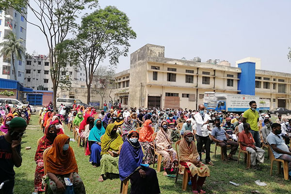 টঙ্গীতে দুস্থ পরিবারদের মাঝে ঈদ সামগ্রী বিতরণ