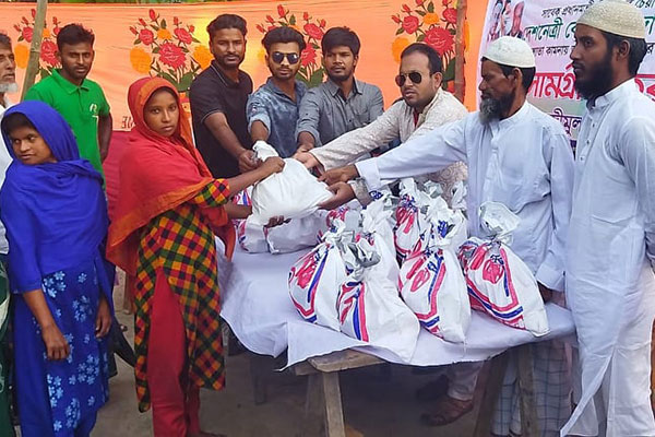 ফরিদপুরে খালেদা জিয়ার রোগমুক্তি কামনায় খাদ্য সামগ্রী বিতরণ