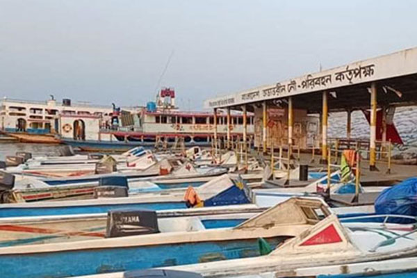 বাংলাবাজার-শিমুলিয়ায় স্পিডবোট-ট্রলারের পাখা খুলে নিল প্রশাসন