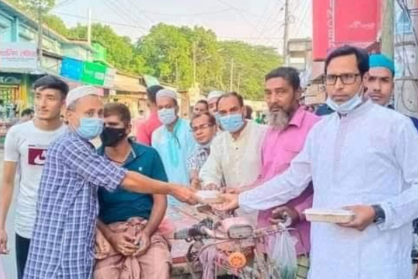 বোয়ালমারীতে ইফতার সামগ্রী বিতরণ স্বেচ্ছাসেবক লীগের 
