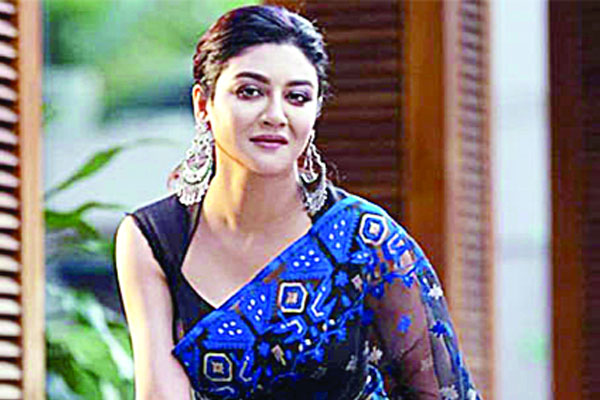 পোশাককর্মীদের পাশে জয়া