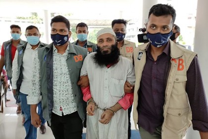 হেফাজত নেতা ফয়েজীর বিরুদ্ধে ধর্ষণের অভিযোগে মামলা