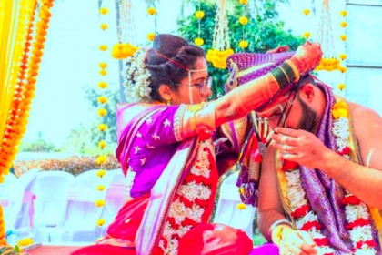 রীতি ভেঙে স্বামীকে মঙ্গলসূত্র পরিয়ে বিয়ে, অতঃপর..!