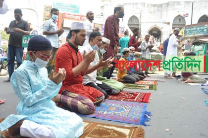 কোভিড থেকে মুক্তি চেয়ে জুমাতুল বিদায় মুসল্লিদের কান্না 

