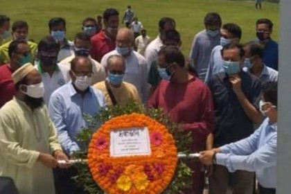 বঙ্গবন্ধুর প্রতিকৃতিতে শ্রদ্ধা জানালেন রাবির ভারপ্রাপ্ত উপাচার্য