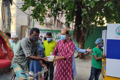 হতদরিদ্র মানুষের মাঝে ডিএনসিসির মেয়রের ইফতার সামগ্রী বিতরণ 