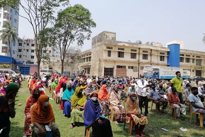 টঙ্গীতে দুস্থ পরিবারদের মাঝে ঈদ সামগ্রী বিতরণ