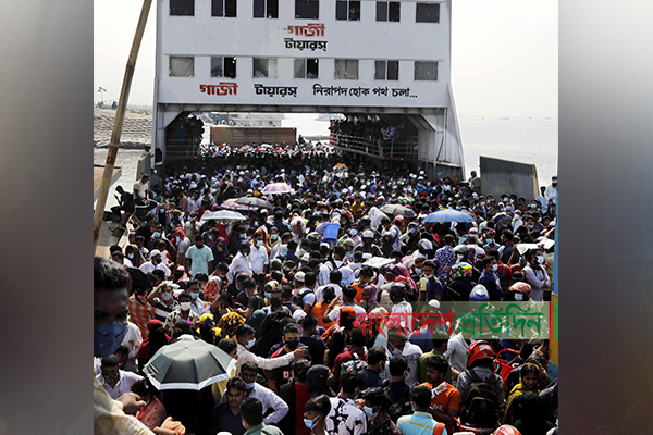 মানুষের ভিড়ে তিল ধারণের ঠাঁই নেই ফেরিতে