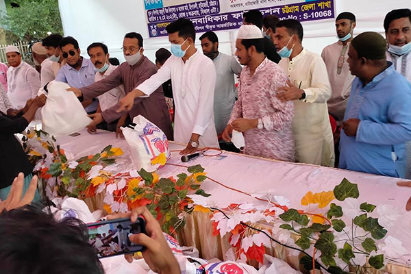 হাটহাজারীতে অসচ্ছল পরিবারের মাঝে ঈদ সামগ্রী বিতরণ 