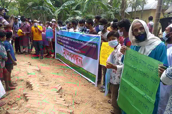 খানাখন্দ সড়কে ভোগান্তি, সংস্কারের দাবিতে মানববন্ধন