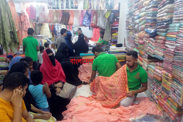রায়পুরে ঈদের বাজারে ধুম, মানছে না স্বাস্থ্যবিধি