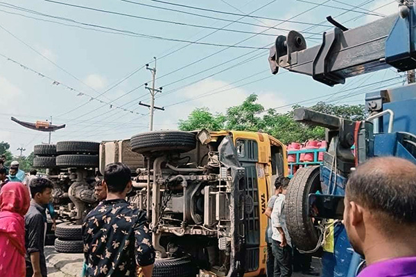চকরিয়ায় ট্রাকের নিচে চাপা পড়ে নৈশ প্রহরী নিহত