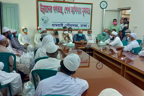ধামরাইয়ে ইমামদের নগদ অর্থ ও ঈদ সামগ্রী দিলেন মেয়র