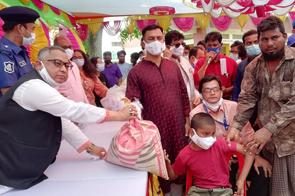 ফরিদপুরে অসহায় পরিবারের মাঝে ঈদ সামগ্রী বিতরণ
