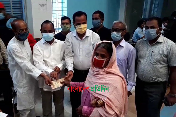 নেত্রকোনায় প্রধানমন্ত্রীর উপহার নগদ অর্থ বিতরণ