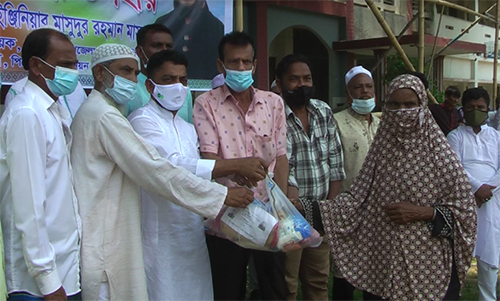 সোনারগাঁওয়ে দরিদ্রদের মাঝে ঈদ উপহার বিতরণ