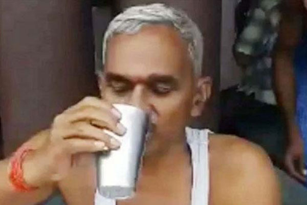 করোনা ঠেকাতে গোমূত্র পান করার পরামর্শ বিজেপি নেতার (ভিডিও)

