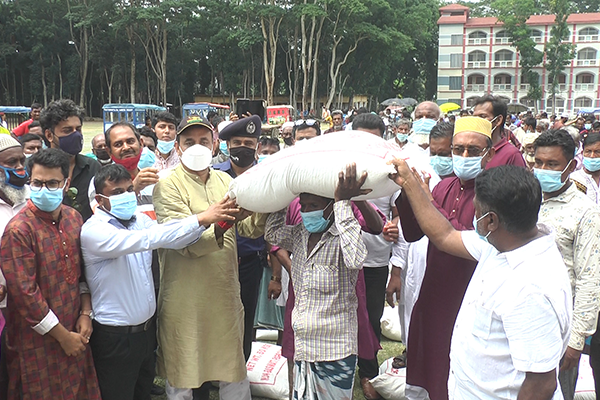 মেহেন্দিগঞ্জে ১ হাজার জেলের মাঝে চাল বিতরণ