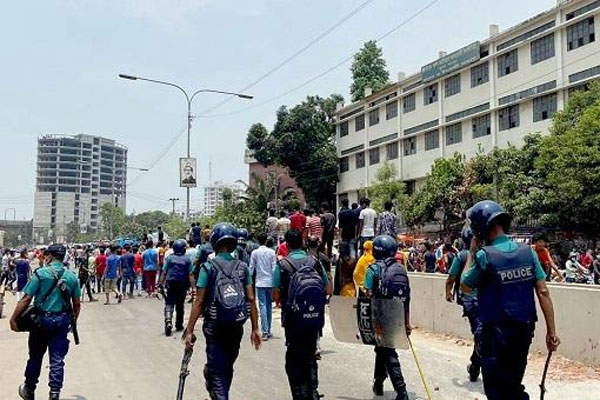 ঈদে ১০ দিনের ছুটির দাবিতে আন্দোলনে গার্মেন্ট শ্রমিকরা