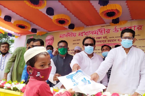 কুমিল্লায় প্রধানমন্ত্রীর উপহার ঈদ সামগ্রী ও কম্বাইন হার্ভেস্টার বিতরণ