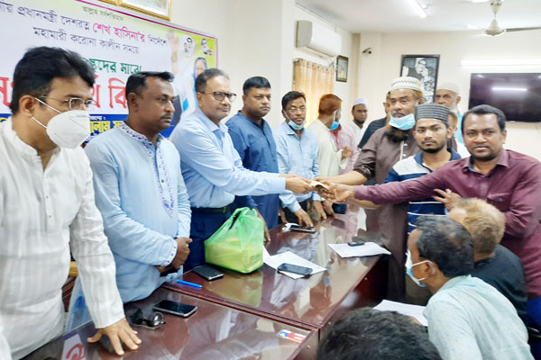 লক্ষ্মীপুরে কর্মহীনদের মাঝে নগদ অর্থ বিতরণ