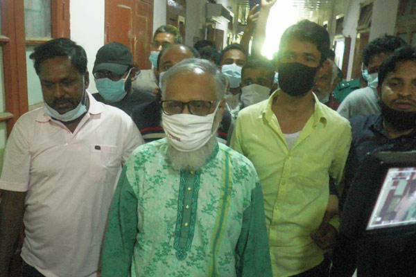 তারা আওয়ামী পরিবারের সন্তান, মানবিক কারণে চাকরি দিয়েছি: বিদায়ী উপাচার্য

