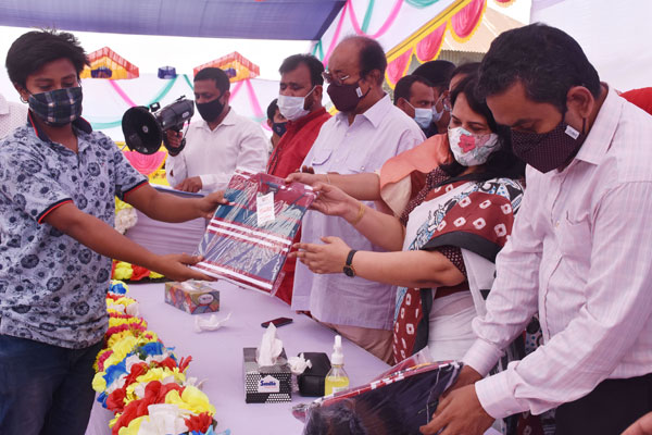 গোয়ালন্দের যৌনপল্লীর সন্তানরা পেলেন প্রধানমন্ত্রীর ঈদ উপহার