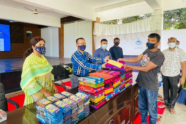 সিরাজগঞ্জে পুলিশের ঈদ উপহার বিতরণ