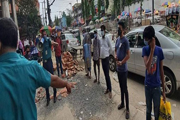 মাস্ক না পরায় রোদে দাঁড় করিয়ে শাস্তি
