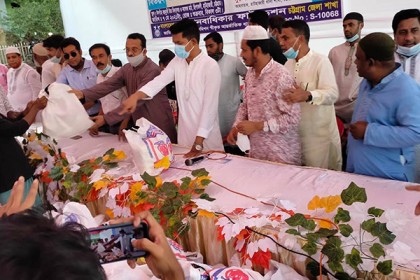 হাটহাজারীতে অসচ্ছল পরিবারের মাঝে ঈদ সামগ্রী বিতরণ 
