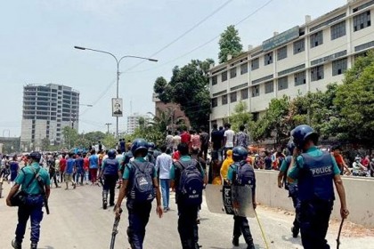 ঈদে ১০ দিনের ছুটির দাবিতে আন্দোলনে গার্মেন্ট শ্রমিকরা