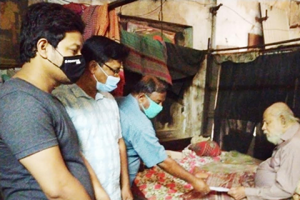 বরিশালের আদি মাইক ব্যবসায়ীকে চিকিৎসা সহায়তা