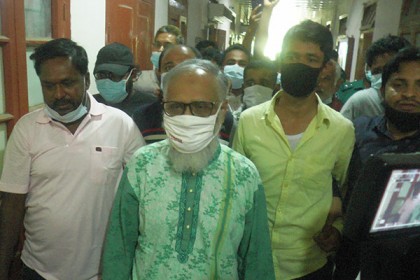তারা আওয়ামী পরিবারের সন্তান, মানবিক কারণে চাকরি দিয়েছি: বিদায়ী উপাচার্য

