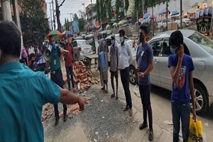 মাস্ক না পরায় রোদে দাঁড় করিয়ে শাস্তি