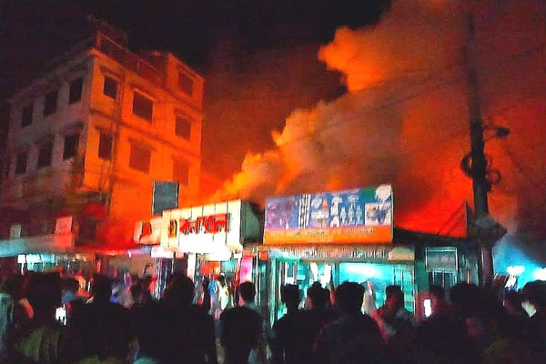 লাকসামের দৌলতগঞ্জ বাজারে ভয়াবহ অগ্নিকাণ্ড 

