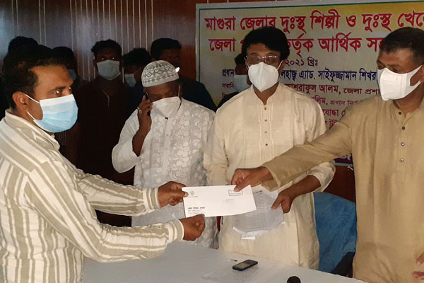 মাগুরায় দুস্থ শিল্পী ও খেলোয়াড়দের আর্থিক সহায়তা 