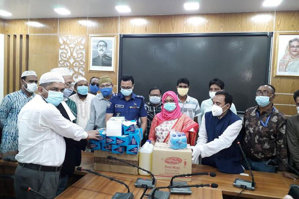 
চাঁদপুরে স্বাস্থ্য সুরক্ষা ও ঈদ সামগ্রী বিতরণ