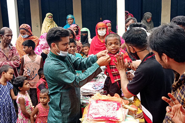 গুরুদাসপুরে সুবিধাবঞ্চিত শিশুদের মাঝে পোশাক বিতরণ
