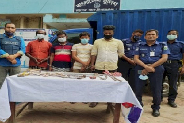 ডাকাতির প্রস্তুতিকালে অস্ত্রসহ আটক ৪