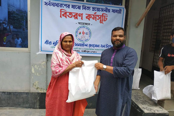 কালিয়াকৈরে দুস্থদের মাঝে ঈদ সামগ্রী বিতরণ 