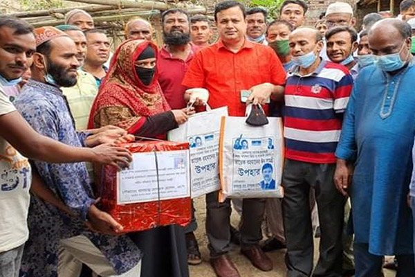 কাহালুতে বিএনপি নেতার পরিবারকে ঈদ উপহার দিলেন এমপি মোশারফ 