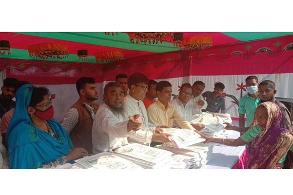 ফরিদপুরে দুস্থদের মাঝে বস্ত্র বিতরণ