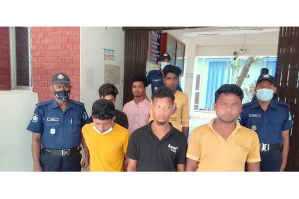 বোয়ালমারীতে ৪ ছিনতাইকারী আটক